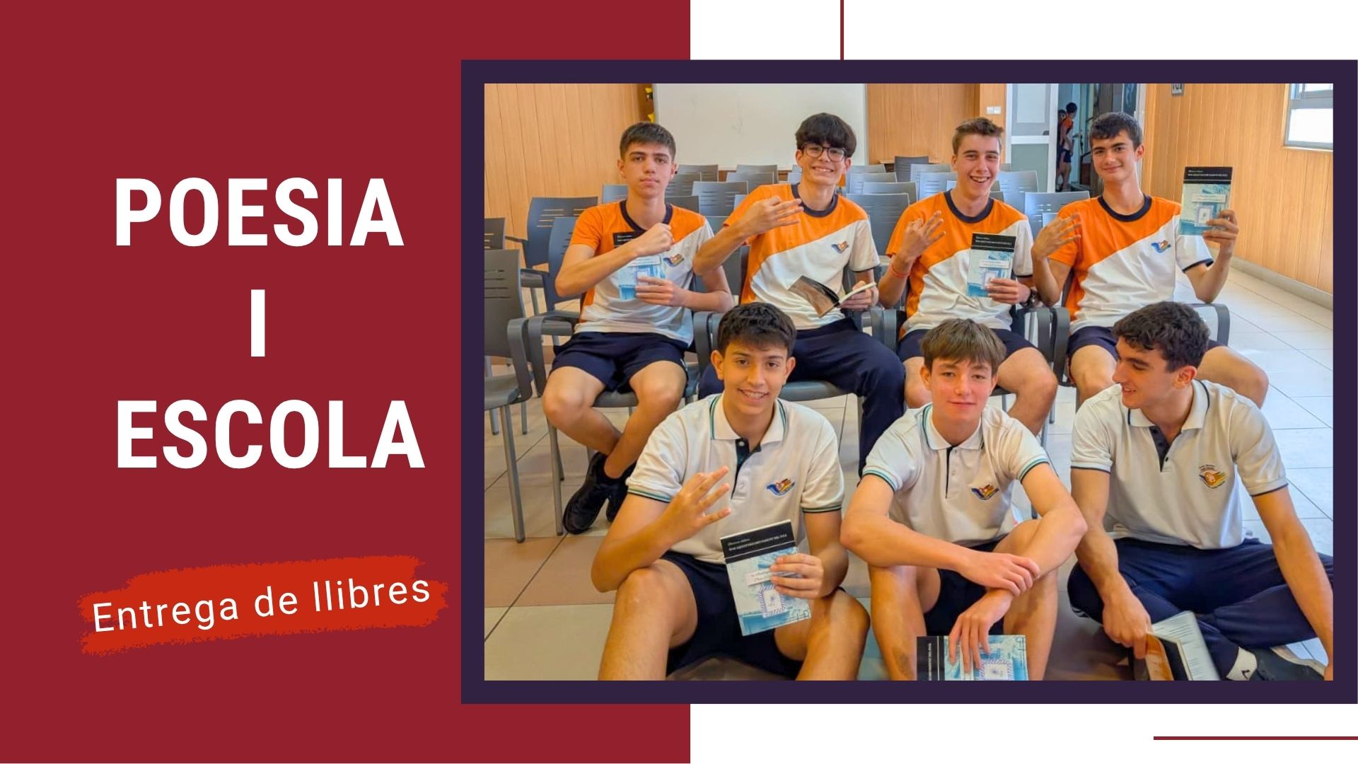 Entrega de llibres als participants en el projecte Escola i Poesia